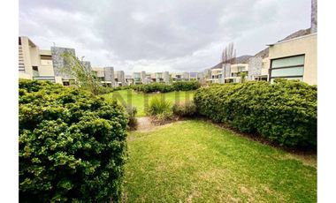 SE VENDE ESPACIOSO Y MODERNO TOWNHOUSE CHICUREO