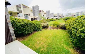 SE VENDE ESPACIOSO Y MODERNO TOWNHOUSE CHICUREO