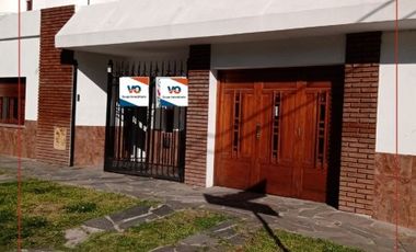 VENDO CASA + LOCAL COMERCIAL Colon y Santa Cruz