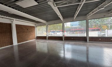 Local Comercial en Arriendo con Estacionamientos