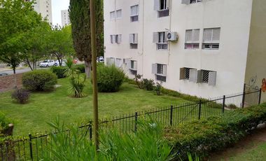 Venta - Depto en P. Baja de 3 dormitorios - Centro de Neuquén Capital