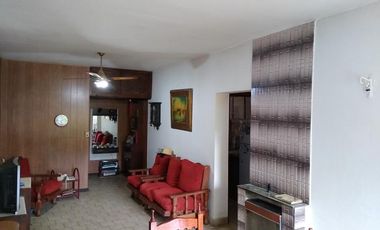Venta - Depto en P. Baja de 3 dormitorios - Centro de Neuquén Capital