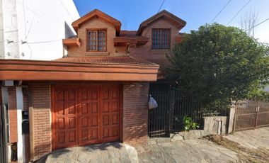 Casa en Venta - 3 dormitorios 2 baños - cochera- 250mts2 - Bernal Oeste