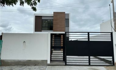 MODERNA CASA NUEVA CON 3 DORMITORIOS EN MANTA AZUL, SUR DE MANTA