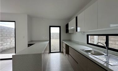 MODERNA CASA NUEVA CON 3 DORMITORIOS EN MANTA AZUL, SUR DE MANTA