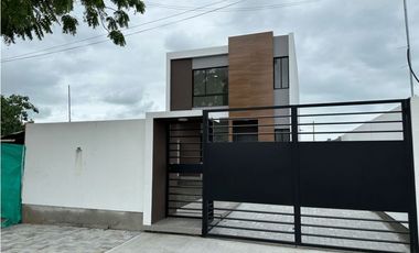 MODERNA CASA NUEVA CON 3 DORMITORIOS EN MANTA AZUL, SUR DE MANTA