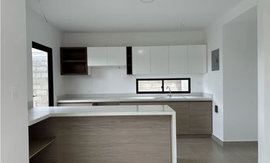 MODERNA CASA NUEVA CON 3 DORMITORIOS EN MANTA AZUL, SUR DE MANTA