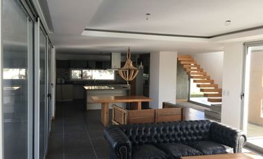 Casa desarrollada en dos plantas con piscina barrio privado Rumencó