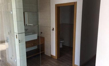 Casa desarrollada en dos plantas con piscina barrio privado Rumencó