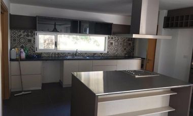 Casa desarrollada en dos plantas con piscina barrio privado Rumencó