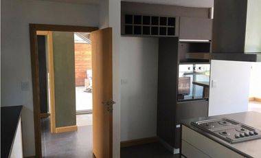 Casa desarrollada en dos plantas con piscina barrio privado Rumencó