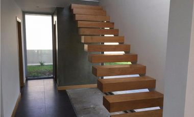 Casa desarrollada en dos plantas con piscina barrio privado Rumencó