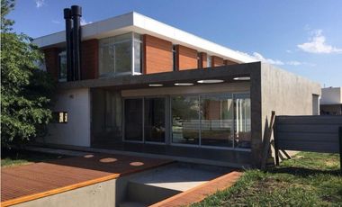 Casa desarrollada en dos plantas con piscina barrio privado Rumencó