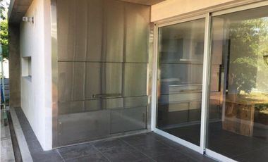 Casa desarrollada en dos plantas con piscina barrio privado Rumencó