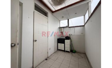 Amplio Duplex Familiar (250M2) Casi Frente Al Parque Casuarinas, Surco