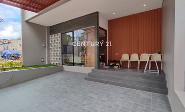 Rumah Modern Minimalis Di Komplek Setraduta Bandung