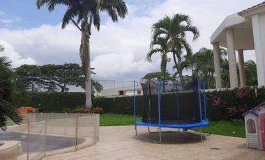 Alquilo Casa de 2 pisos en Vista al Parque, Km. 8 vía la Puntilla Samborondón - Diagonal al Centro Comercial Batán