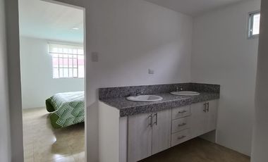 Venta de casa cerca del Riocentro Dorado y Plaza Batan, La Aurora, Guayaquil