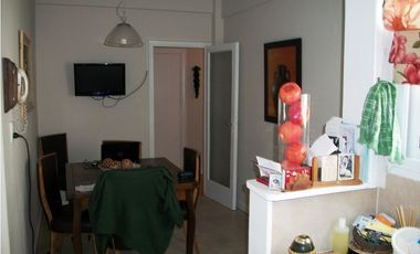 Excelente semipiso de 3 amb con dep. de categoría en edificio estilo francés