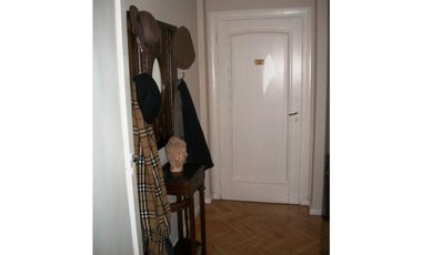 Excelente semipiso de 3 amb con dep. de categoría en edificio estilo francés