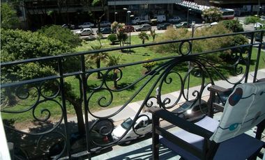 Excelente semipiso de 3 amb con dep. de categoría en edificio estilo francés