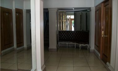 Excelente semipiso de 3 amb con dep. de categoría en edificio estilo francés