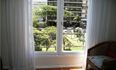 Excelente semipiso de 3 amb con dep. de categoría en edificio estilo francés