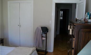 Excelente semipiso de 3 amb con dep. de categoría en edificio estilo francés