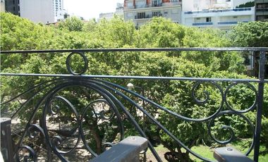 Excelente semipiso de 3 amb con dep. de categoría en edificio estilo francés