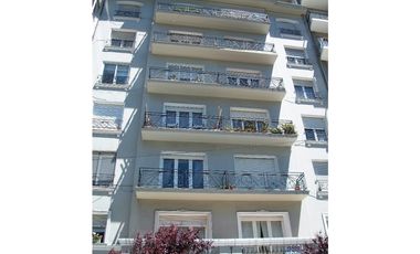 Excelente semipiso de 3 amb con dep. de categoría en edificio estilo francés