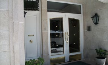 Excelente semipiso de 3 amb con dep. de categoría en edificio estilo francés