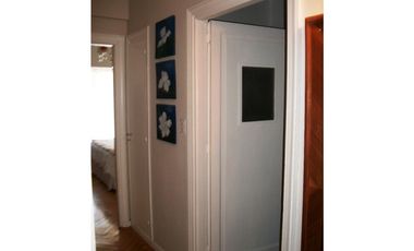 Excelente semipiso de 3 amb con dep. de categoría en edificio estilo francés