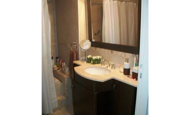 Excelente semipiso de 3 amb con dep. de categoría en edificio estilo francés