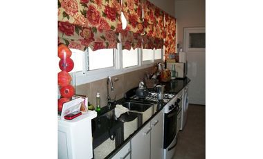 Excelente semipiso de 3 amb con dep. de categoría en edificio estilo francés