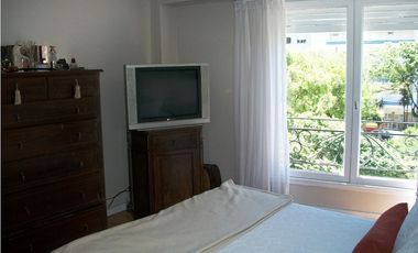 Excelente semipiso de 3 amb con dep. de categoría en edificio estilo francés