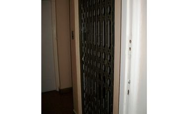 Excelente semipiso de 3 amb con dep. de categoría en edificio estilo francés