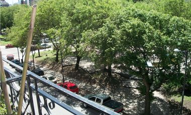 Excelente semipiso de 3 amb con dep. de categoría en edificio estilo francés