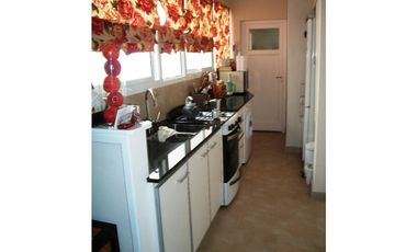 Excelente semipiso de 3 amb con dep. de categoría en edificio estilo francés