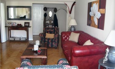 Excelente semipiso de 3 amb con dep. de categoría en edificio estilo francés