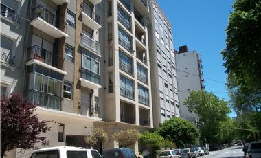 Excelente semipiso de 3 amb con dep. de categoría en edificio estilo francés