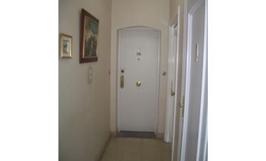 Excelente semipiso de 3 amb con dep. de categoría en edificio estilo francés