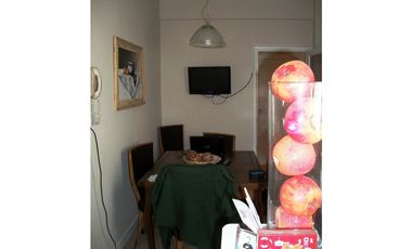 Excelente semipiso de 3 amb con dep. de categoría en edificio estilo francés