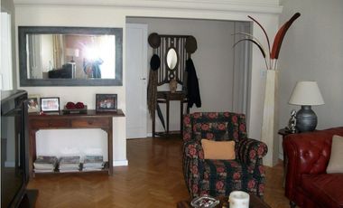 Excelente semipiso de 3 amb con dep. de categoría en edificio estilo francés