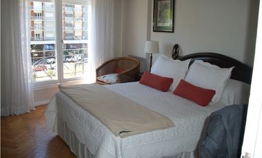 Excelente semipiso de 3 amb con dep. de categoría en edificio estilo francés