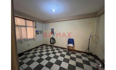 Venta De Casa Con Local Comercial Y Departamento Cerca A Terminal Terrestre