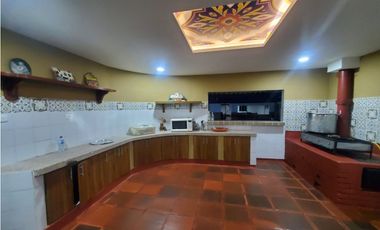 SE VENDE CHALET CON EXCELENTE UBICACION