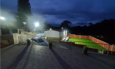 SE VENDE CHALET CON EXCELENTE UBICACION