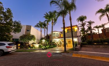 Casa de Lujo en Venta Bugambilias Coto azaleas zona sur