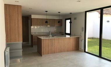 CHALET NUEVO - LAVALLE 3300