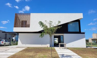 Riberas, Puertos | Venta | Casa moderna de 6 amb con pileta